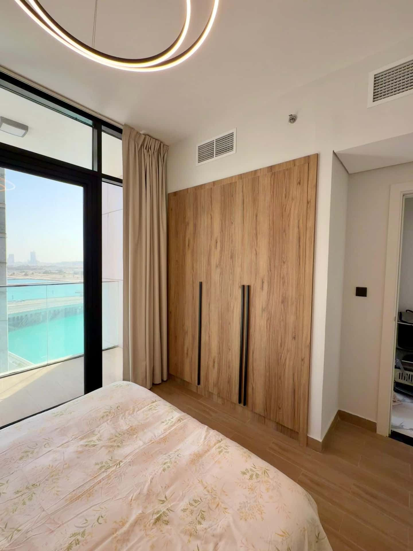 Canal View Vibrant Apartment  - Apartment in Abu Dhabi